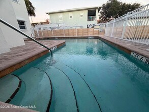 154 Crescent Beach Dr in Cocoa Beach, FL - Foto de edificio - Building Photo