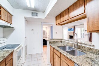 3919 Fairmont Pkwy in Pasadena, TX - Building Photo - Building Photo