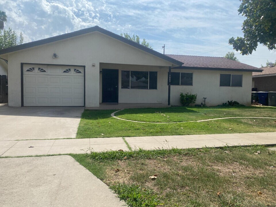 2609 W Griffith Way in Fresno, CA - Building Photo