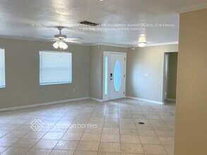 4728 Charing Cross Rd in Sarasota, FL - Building Photo - Building Photo