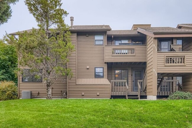 953 Moorings Dr