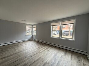 2417 W Farragut Ave, Unit G in Chicago, IL - Building Photo - Building Photo