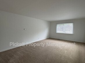 17900 Noll Rd NE in Poulsbo, WA - Building Photo - Building Photo