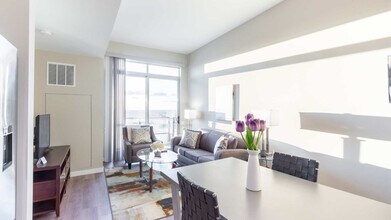 880 Pacific St in Stamford, CT - Building Photo - Building Photo