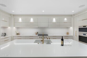 6587 N Palmeraie Blvd, Unit 2015 in Paradise Valley, AZ - Building Photo - Building Photo