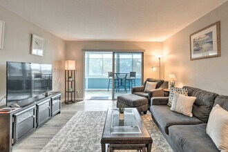 1037 W Peppertree Dr in Sarasota, FL - Building Photo - Building Photo