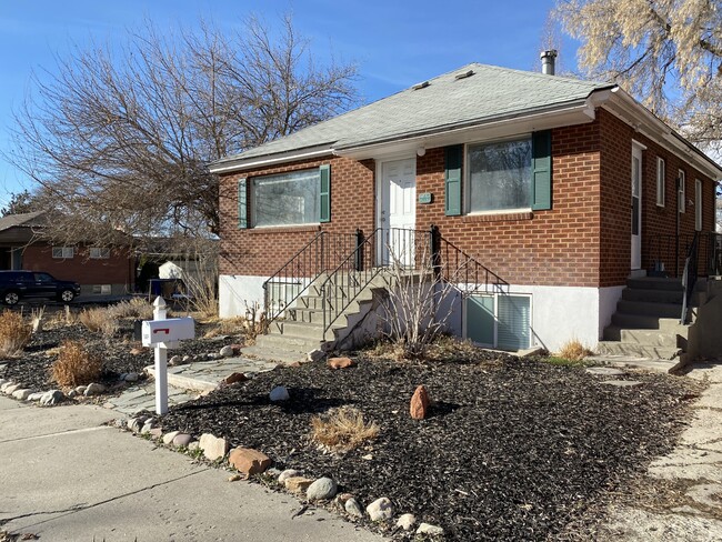 1147 E Blaine Ave, Unit Rear
