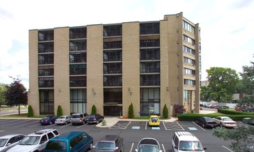 Harborview Condominiums in West Haven, CT - Building Photo - Building Photo