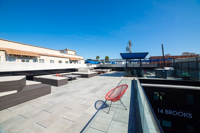 14 Brooks Ave in Venice, CA - Building Photo - Building Photo