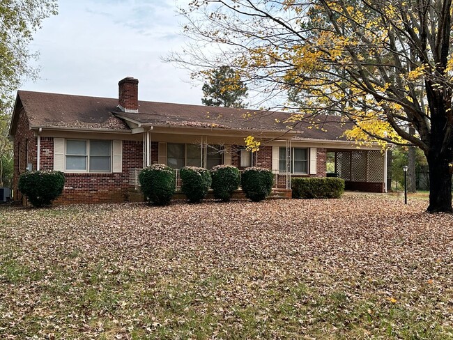 24722 N James Madison Hwy in New Canton, VA - Foto de edificio - Building Photo