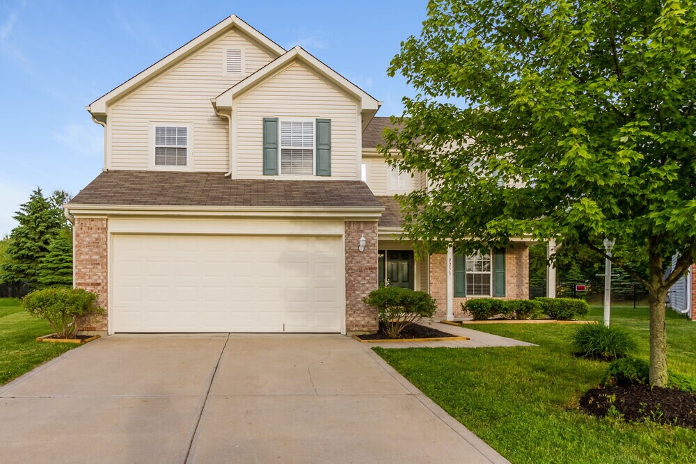 8233 Twin River Dr in Indianapolis, IN - Building Photo