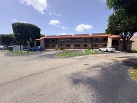 220 W Park Dr in Miami, FL - Building Photo