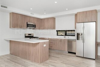 5923 Laurel Canyon Blvd in Los Angeles, CA - Foto de edificio - Building Photo