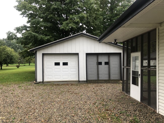 321 E Main St in North Adams, MI - Foto de edificio - Building Photo