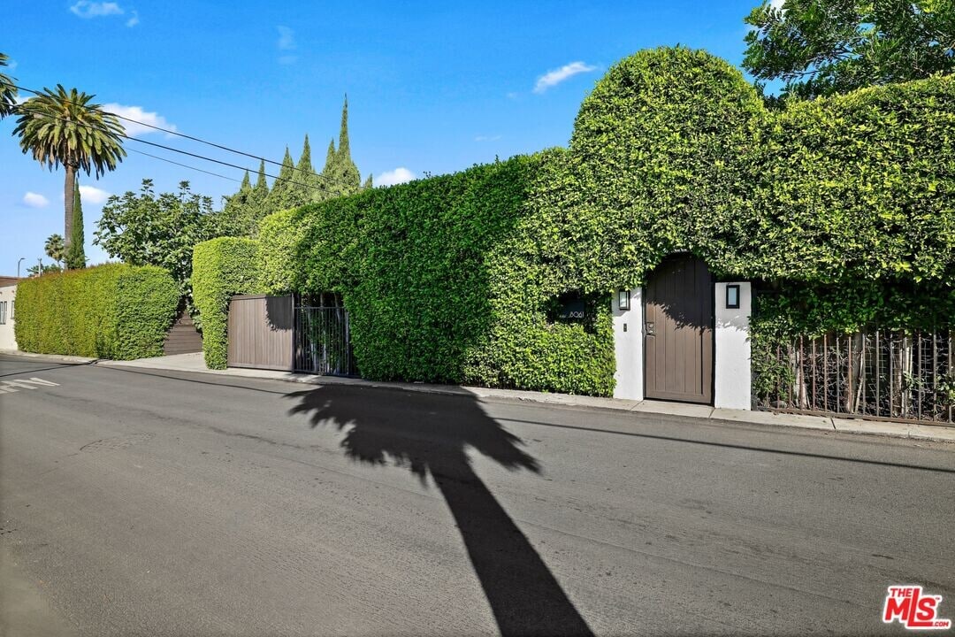 8061 Rosewood Ave in West Hollywood, CA - Building Photo