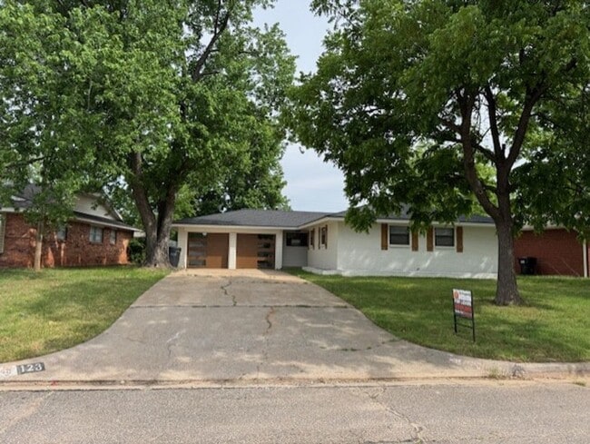 123 Briarwood St in Moore, OK - Building Photo - Building Photo