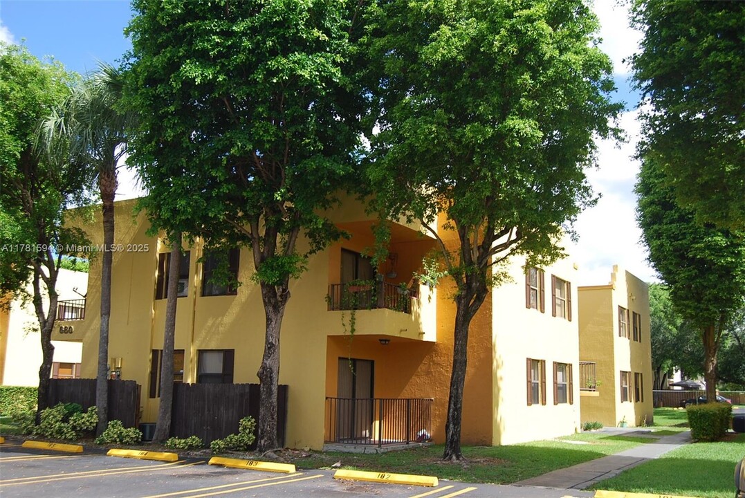 630 NW 114th Ave in Doral, FL - Building Photo