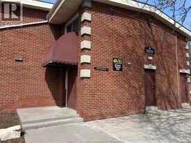 1800 Columbia Ct in Windsor, ON - Building Photo