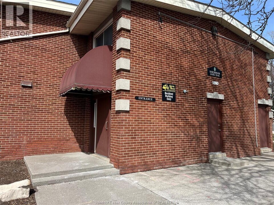 1800 Columbia Ct in Windsor, ON - Building Photo