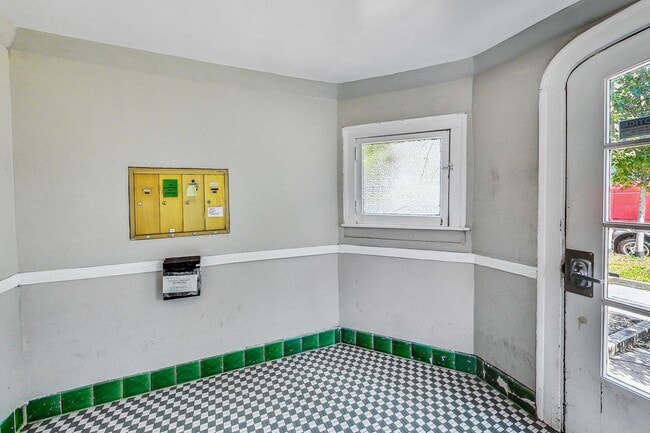 2444 N Campbell Ave in Chicago, IL - Building Photo - Building Photo