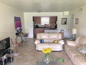 7580 SW 82nd St in Miami, FL - Building Photo - Building Photo