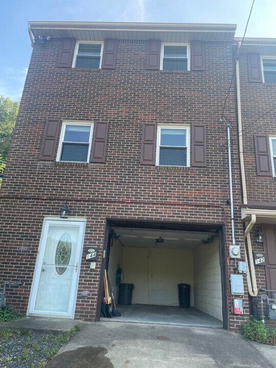 144 Rockwood Ave in Pittsburgh, PA - Building Photo