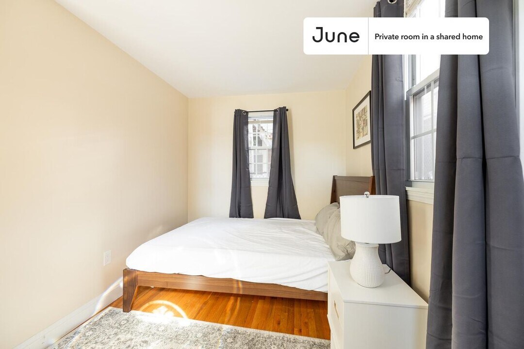 Private bedroom in 4 bed/1 bath Home in Boston, MA - Building Photo