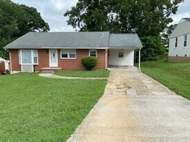 108 Sweetbriar Dr in Danville, VA - Building Photo