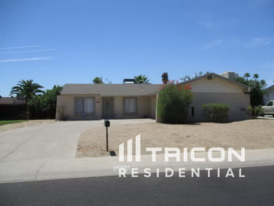 3827 W Gelding Dr in Phoenix, AZ - Building Photo