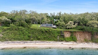 31059 Middle Rd in Peconic, NY - Building Photo