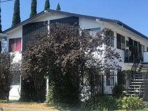 7405 Hazeltine Ave in Van Nuys, CA - Building Photo - Primary Photo