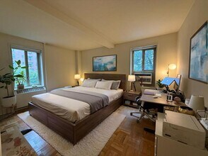 300 1st Ave in New York, NY - Building Photo - Building Photo