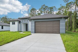 872 Spaulding St E in Lehigh Acres, FL - Building Photo