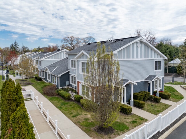 Liberty Landing in Lake Ronkonkoma, NY - Foto de edificio - Building Photo