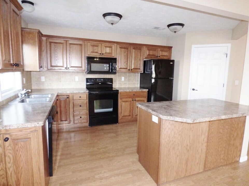 415 Brookmont Dr in Manhattan, KS - Building Photo