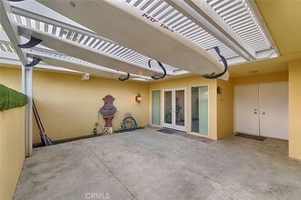 3932 S Finisterre Dr in Huntington Beach, CA - Foto de edificio - Building Photo