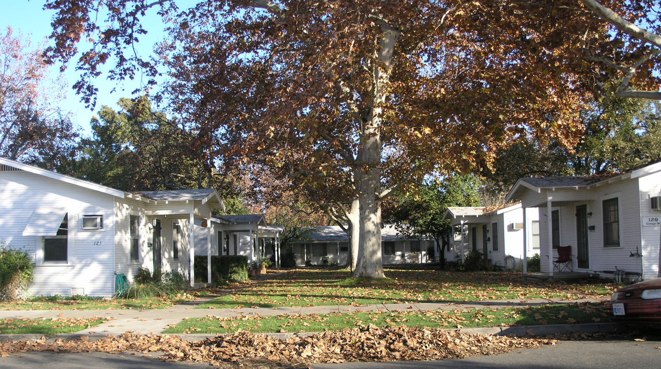 125 College St Apartments in Woodland, CA - Building Photo