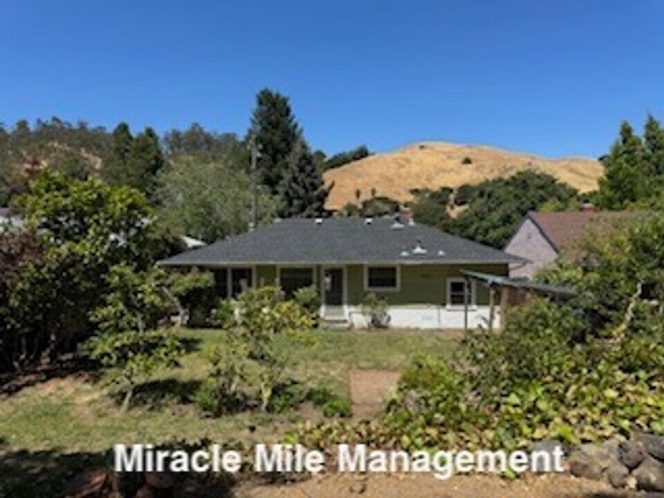 2443 Fifth Ave in San Rafael, CA - Building Photo