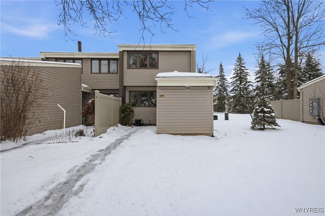 1406 Netherton Ct in East Amherst, NY - Building Photo