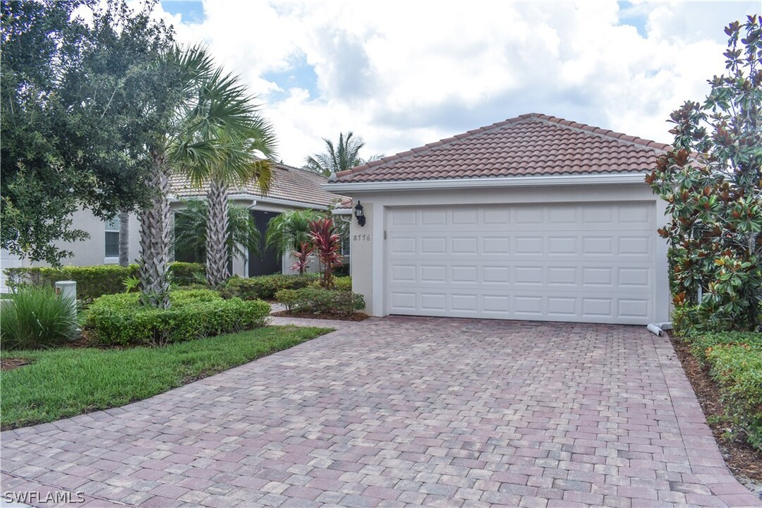 8776 Querce Ct in Naples, FL - Building Photo