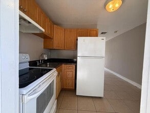 400 Metcalf Ct, Unit 2J in West Palm Beach, FL - Building Photo - Building Photo