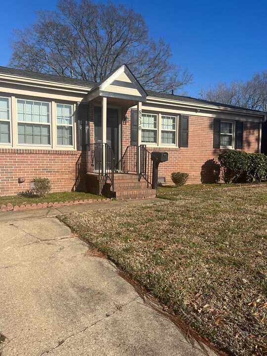 8530 Orcutt Ave in Newport News, VA - Foto de edificio