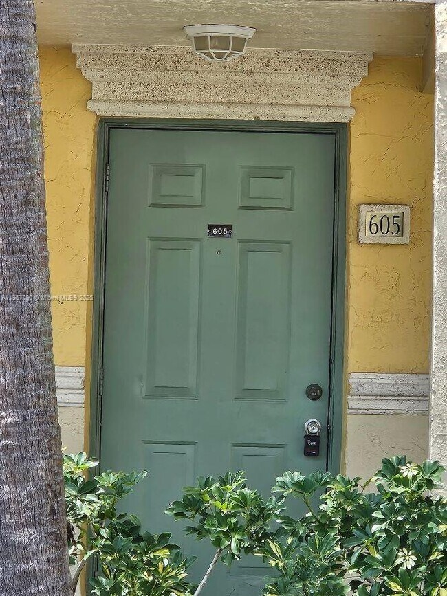 605 Meadows Cir in Boynton Beach, FL - Building Photo - Building Photo