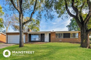 21 Oakwood Dr in St. Charles, MO - Building Photo