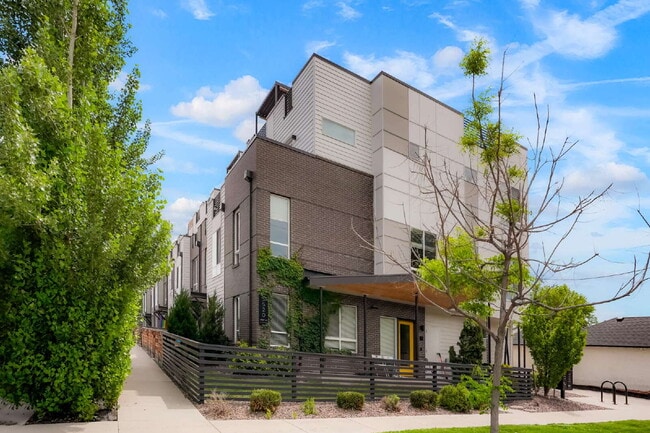 3520 W Conejos Pl