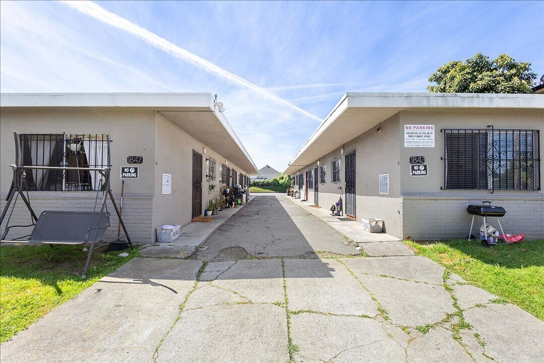 1843-1847 E 25th St in Oakland, CA - Building Photo