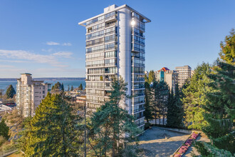 650 16th St in West Vancouver, BC - Building Photo - Building Photo