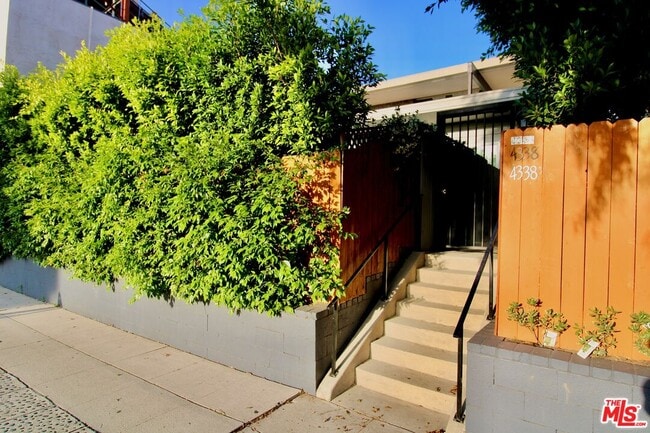 4336 Laurel Canyon Blvd in Los Angeles, CA - Building Photo - Building Photo
