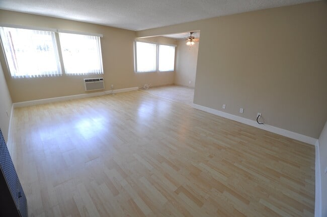 14025 Moorpark St in Los Angeles, CA - Foto de edificio - Building Photo
