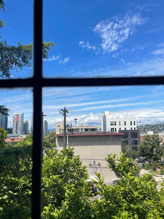 Madkin Apartments in Seattle, WA - Building Photo